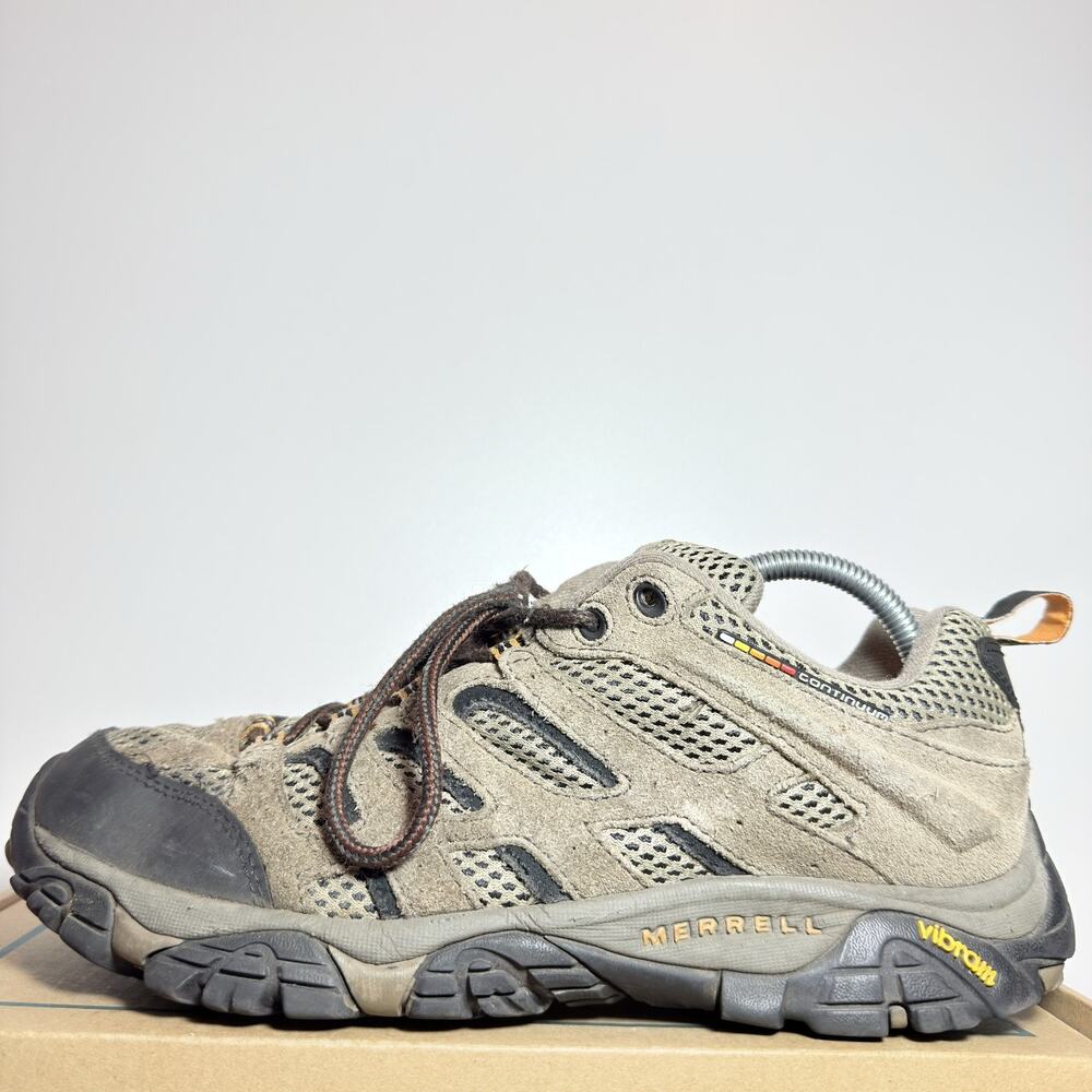 Merrell Moab Men’s 9 Hiking Shoes Brown Suede Low Top Vibram Trail Sneakers